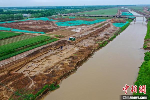 5月11日，记者在现场看到，在古“济水”小清河北岸，一片呈长方形的“二级台阶”中已经出土了多个墓室。墓室遗址距地表约3米，穴坑内可见完整的古人类遗骸及各种随葬品。　韩春义 摄